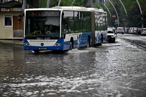 Ankara'yı dolu vurdu. Başkent beyaza büründü yollar göle döndü 5